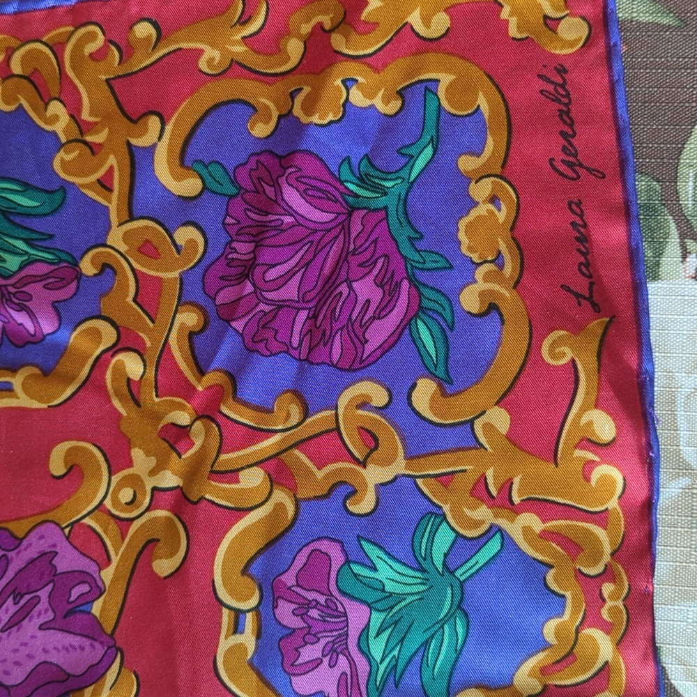 Laura Geraldi scarf